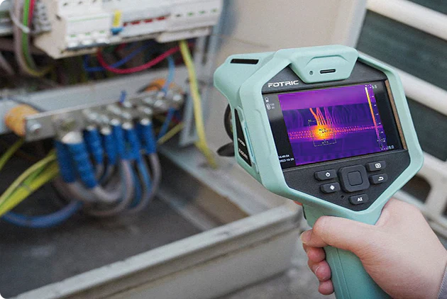 FOTRIC TI Series thermal camera with Advanced SharpView technology used for industrial and building inspection